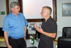 Dipl.-Chem. Rainer Dörr (BG BAU) und Prof. Dr. Ralf Pieper (BUW) im fachlichen Austausch vor dem gestrigen Kolloquium (v.l.n.r.).