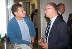 Prof. Dr. Sascha Stowasser (Direktor des ifaa in Düsseldorf) und Dipl.-Ing. Christoph Thust (Leiter Technische Überwachung bei der Infracor GmbH in Marl)