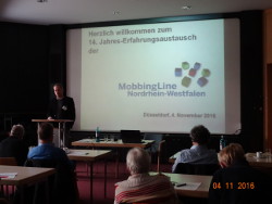 Ulrich Lensing vom Arbeitsministerium Nordrhein-Westfalen eröffnete die 14. MobbingLine-Jahrestagung.
