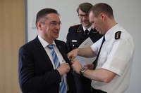 Prof. Goertz wurde das Deutsche Feuerwehr-Ehrenkreuz in Silber von Dr. Jan Heinisch (Vorsitzender des Verbandes der Feuerwehren in NRW) verliehen (v.l.n.r.). Foto: Michael Wolters