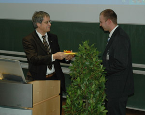 GfA-Präsident Prof. Helmut Strasser überreicht Andr� Klußmann die Auszeichnung für seinen Beitrag